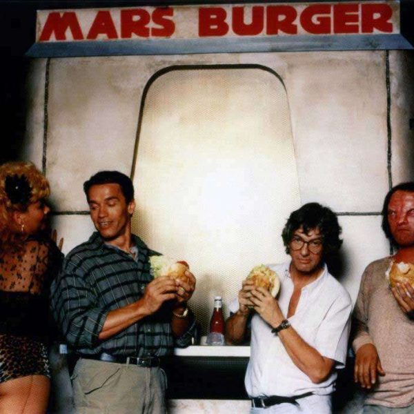 Arnold-Schwarzenegger-Eating-on-the-Set-of-Total-Recall